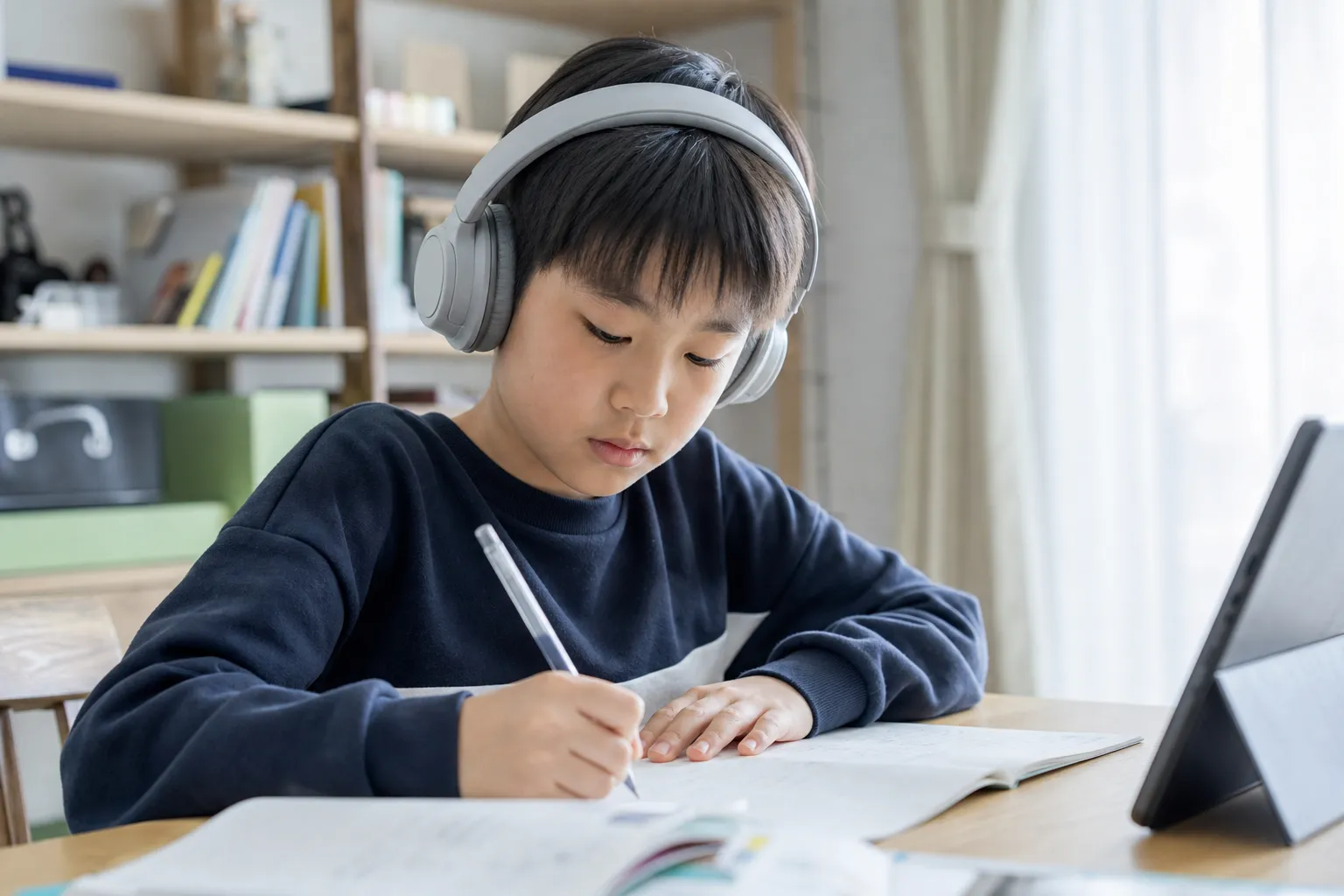 感覚過敏の小学生が学校で困ること — 給食・体育・ザワザワ問題への支援アイデア